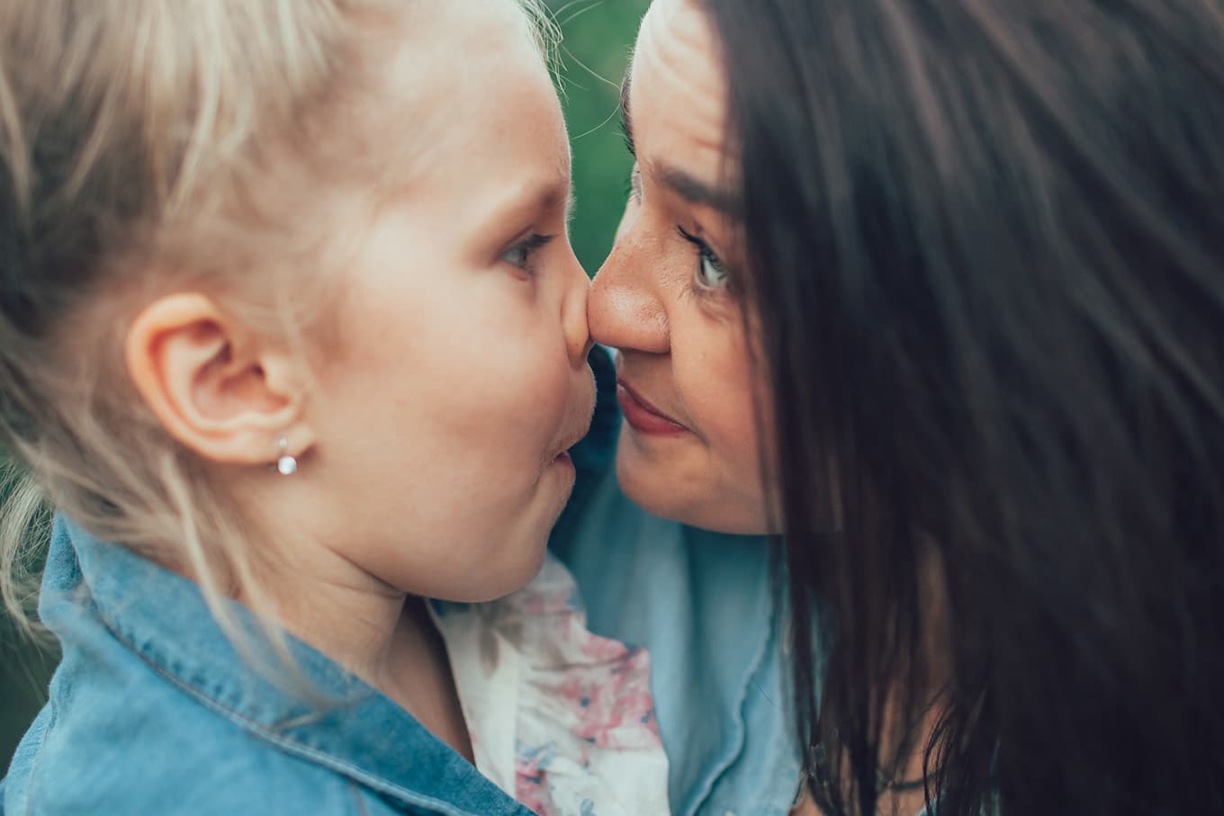 https://www.firefliesandmudpies.com/make-em-laugh/ 10 Ways to Make Kids Laugh