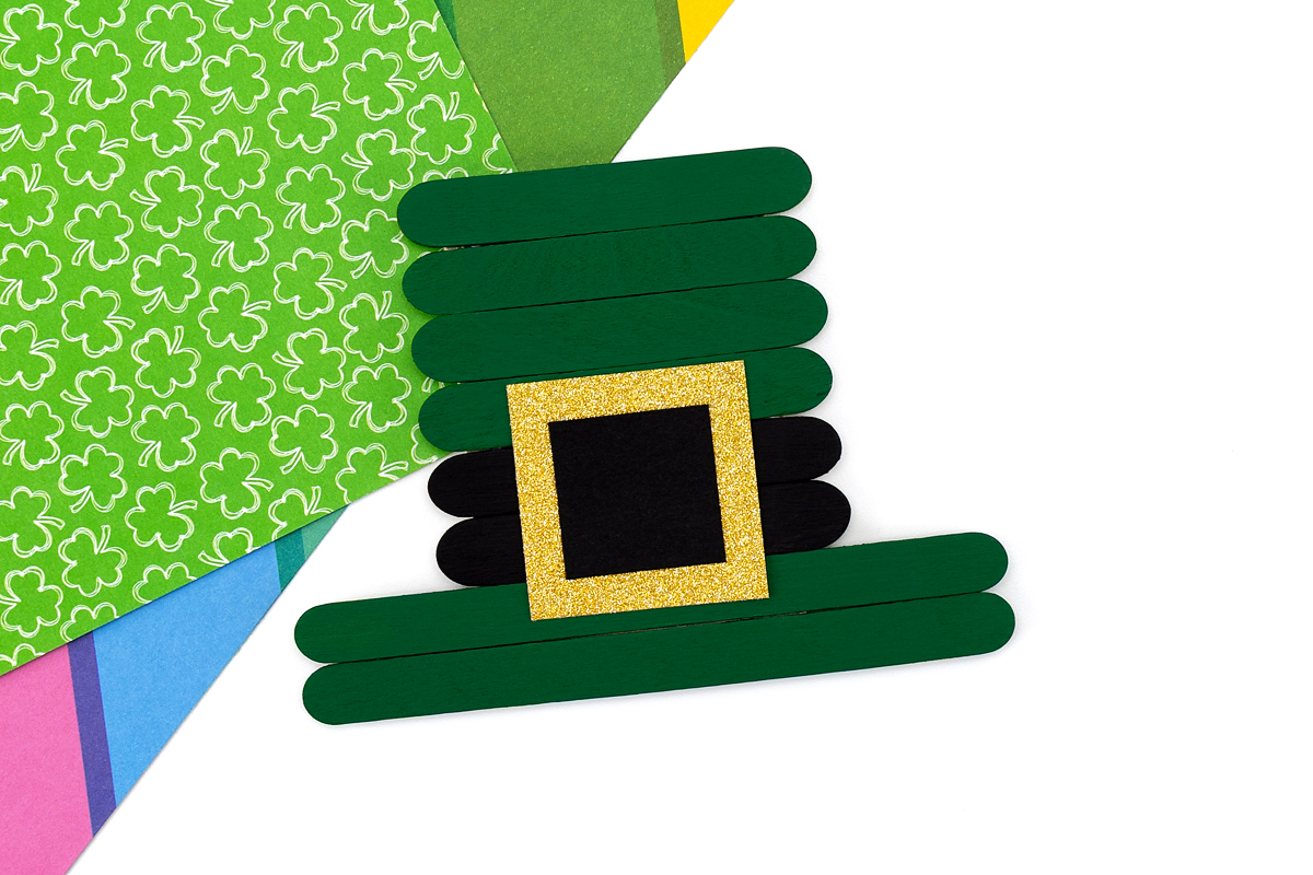 Leprechaun hat craft with a buckle made of paper.