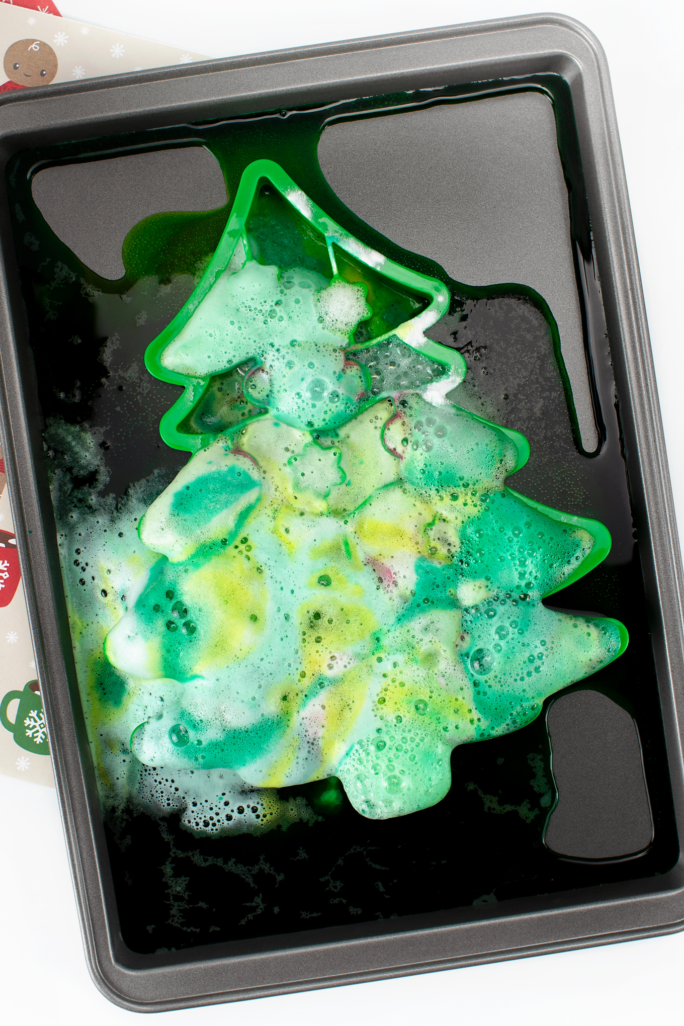 Fizzy Baking Soda and Vinegar Christmas Tree