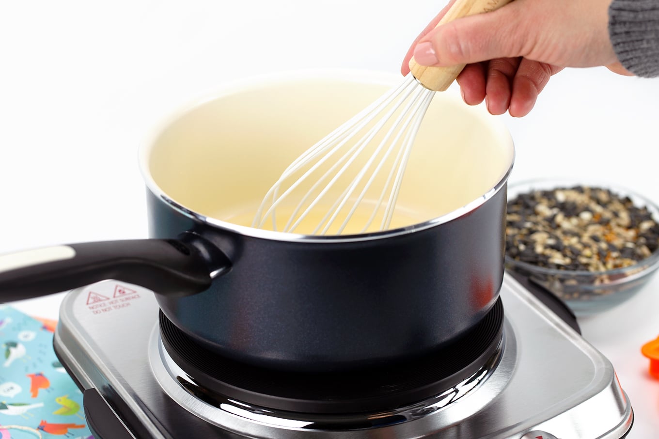 Boiling Agar Agar to Make Birdseed Ornaments Boiling Agar Agar to Make Birdseed Ornaments