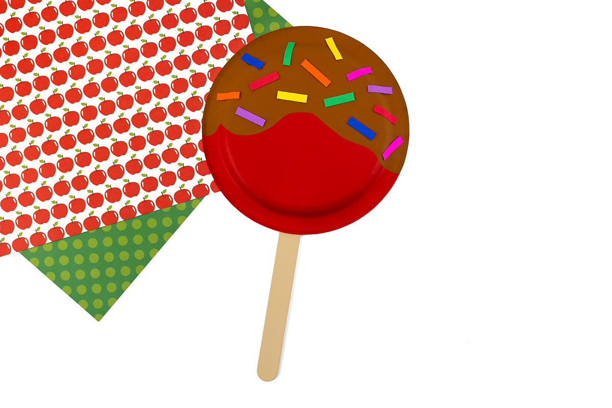Finished paper plate caramel apple craft.