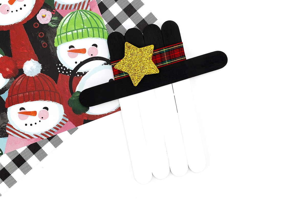 Glitter star attached to the snowman hat.