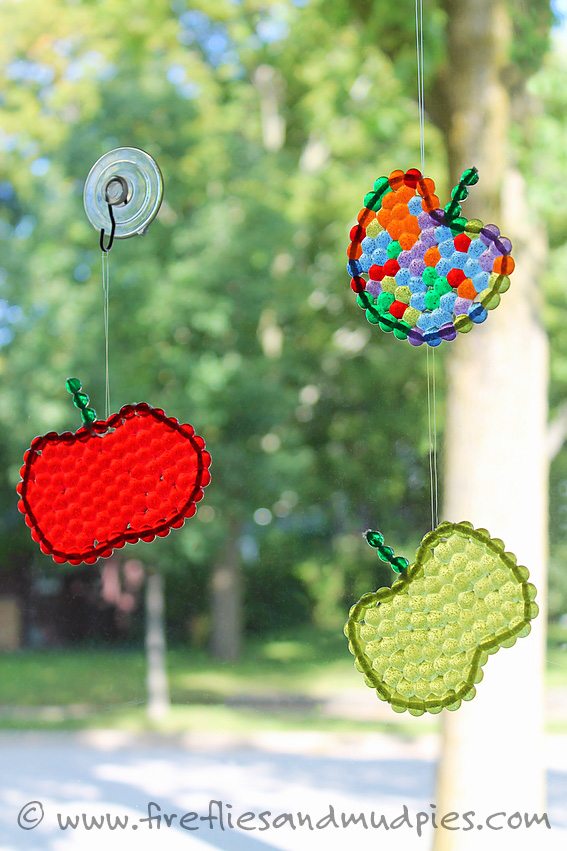 Apple Suncatchers are a great fall craft for kids! Practice fine-motor skills, learn colors, and get creative! | Fireflies and Mud Pies