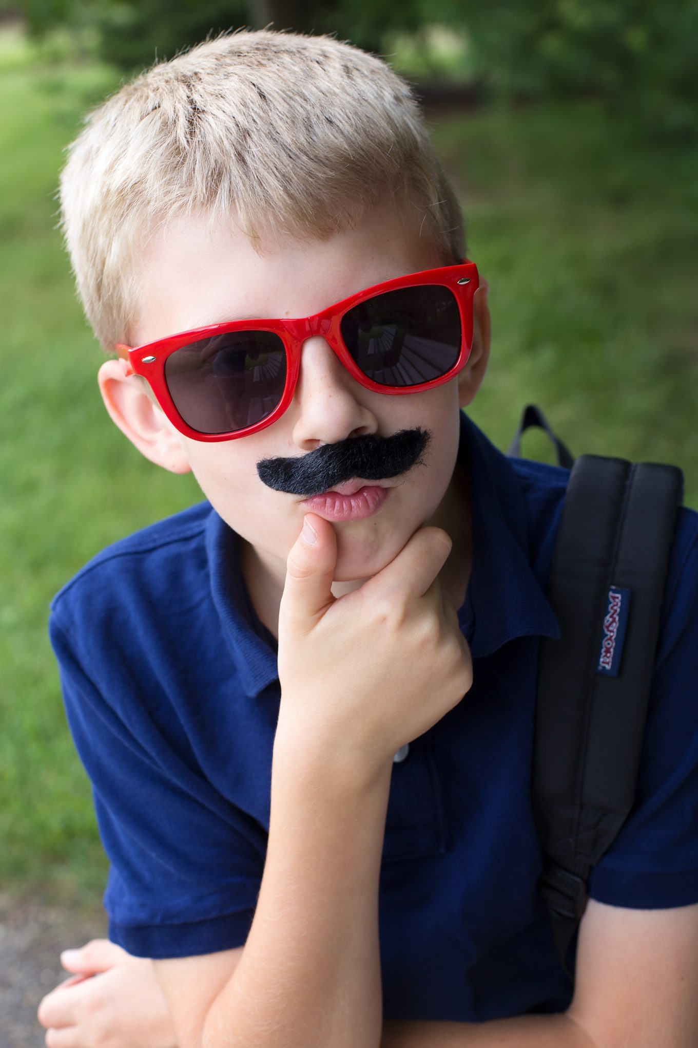 Transitioning to a new school can be difficult for kids. In this post, learn how to help your child thrive in a new school by easing anxiety, softening the transition, and making the first day of school the Best Day of School.