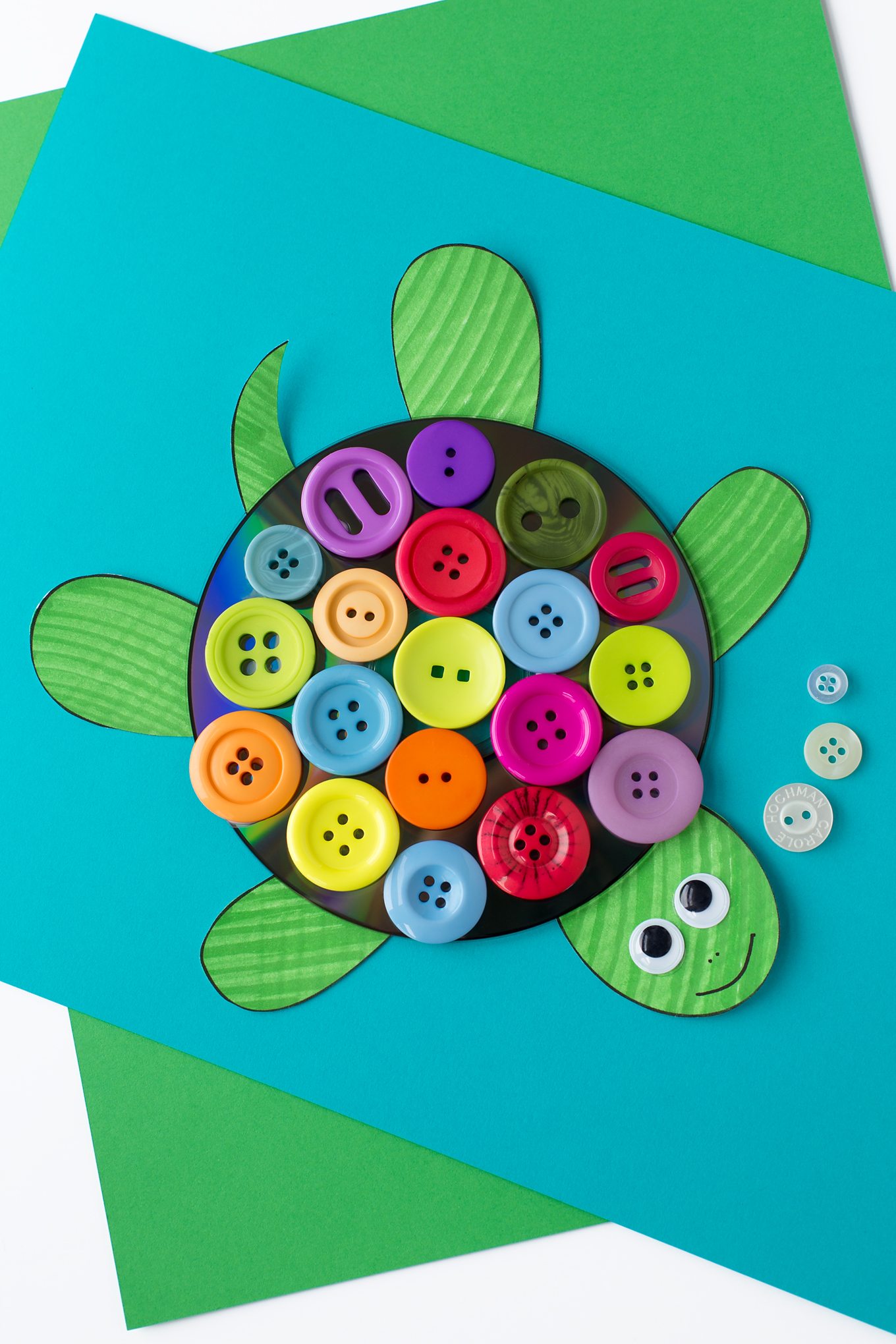 This easy and fun CD & Button Turtle Craft for kids includes a free printable turtle template, making it perfect for home or school. #turtle #craft via @firefliesandmudpies