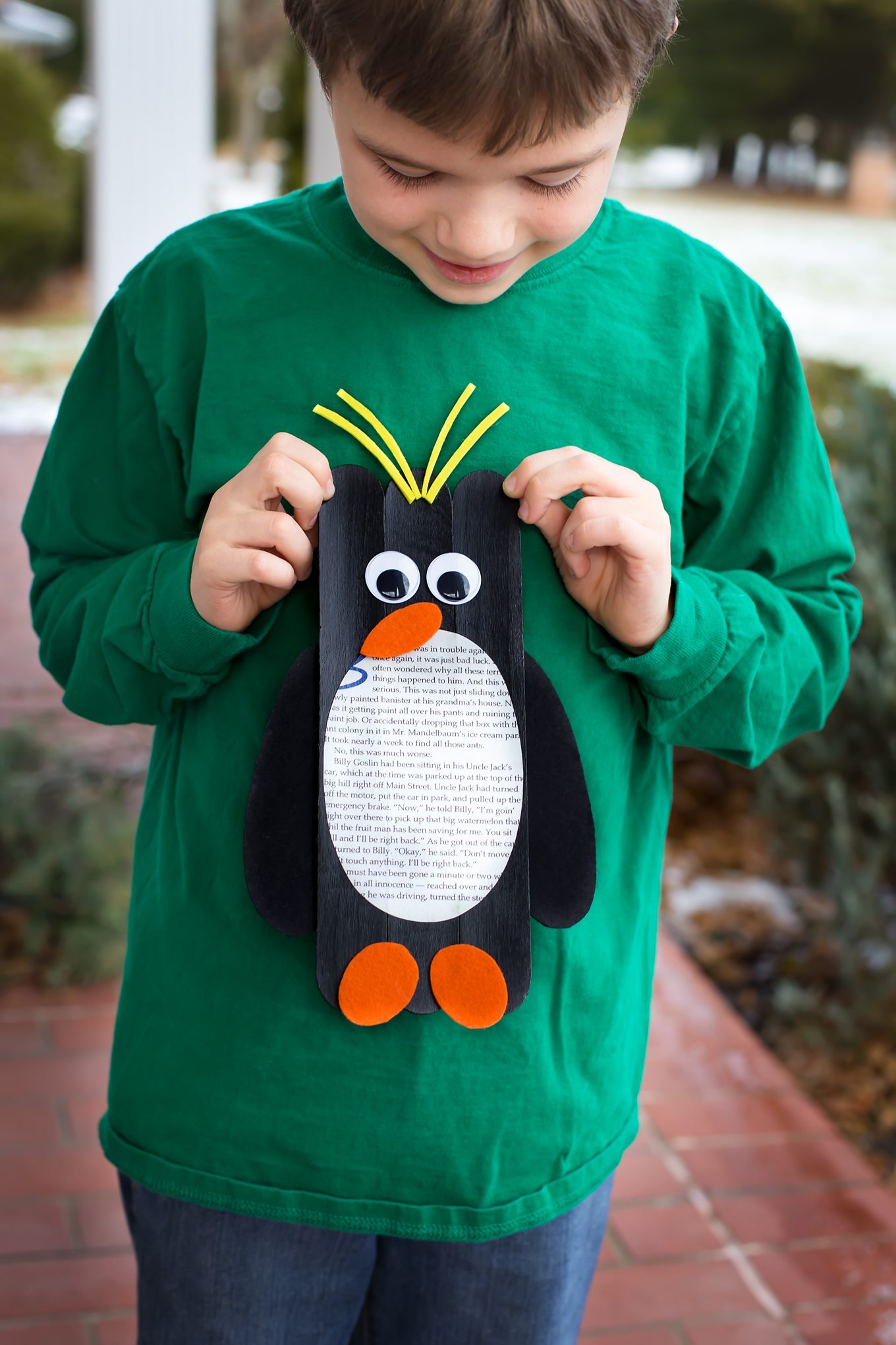 Crafters of all ages will enjoy making Giant Craft Stick Macaroni Penguins. Such a fun craft for winter! Craft Stick Macaroni Penguin