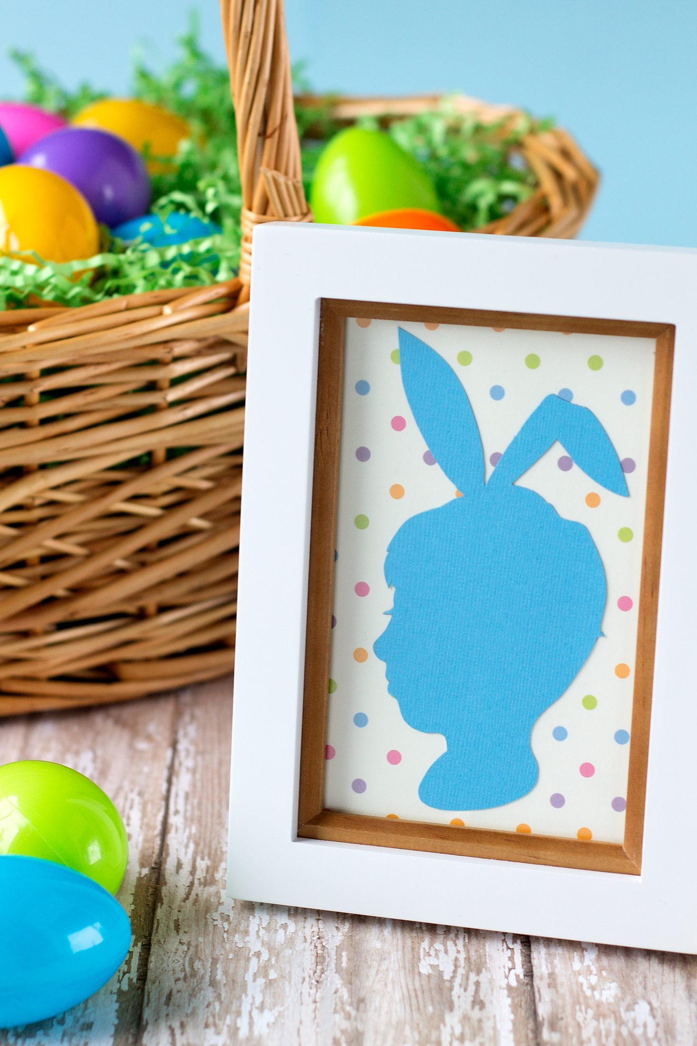 Easter Silhouette Portraits are an easy and fun Easter keepsake craft to make with your kids and enjoy year after year. It also makes a great gift! #easterkeepsakecraft #easter #silhouettecrafts #photocrafts #preschoolcrafts How to Make an Easter Silhouette Portrait