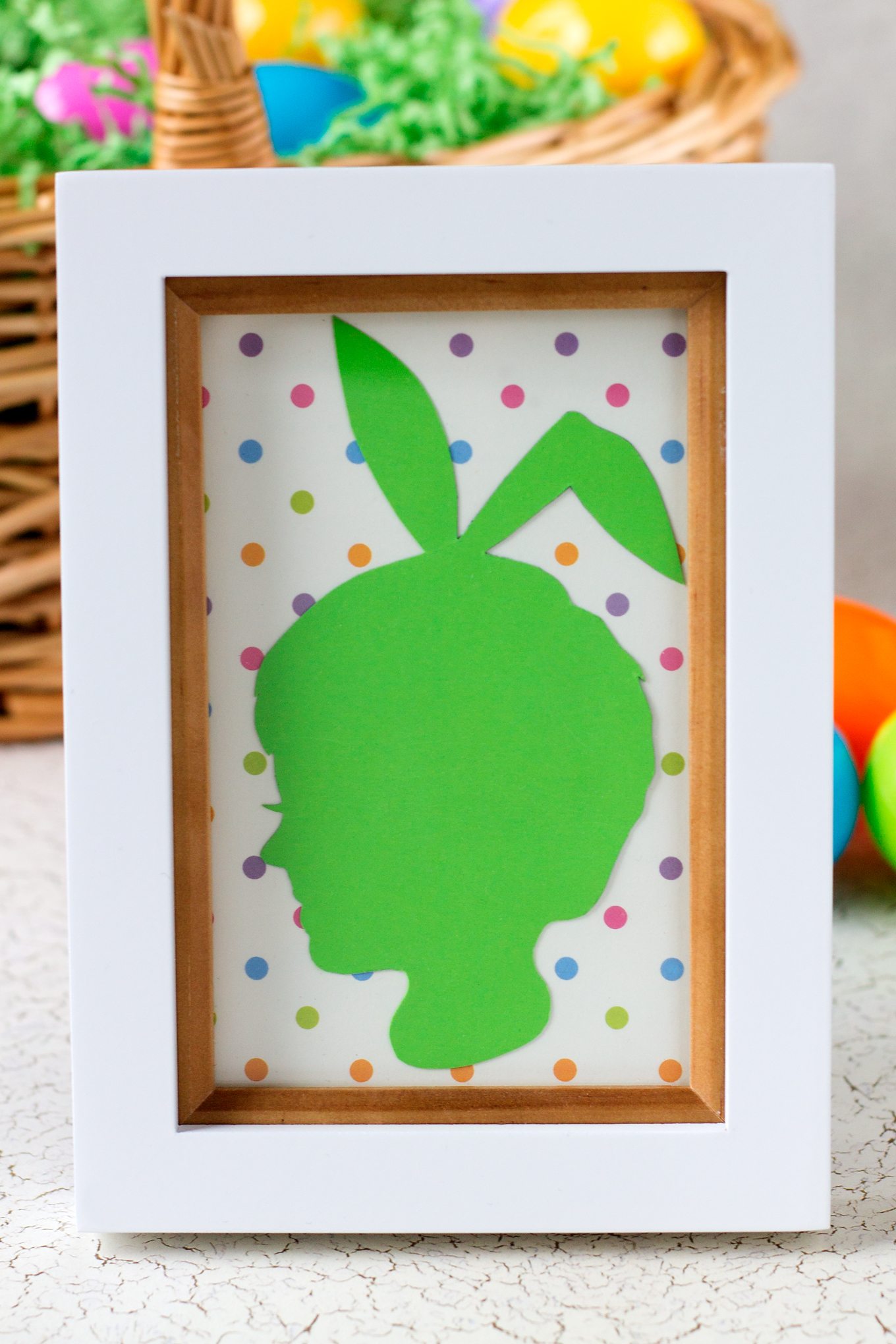 Easter Silhouette Portraits are an easy and fun Easter keepsake craft to make with your kids and enjoy year after year. It also makes a great gift! #easterkeepsakecraft #easter #silhouettecrafts #photocrafts #preschoolcrafts How to Make an Easter Silhouette Portrait