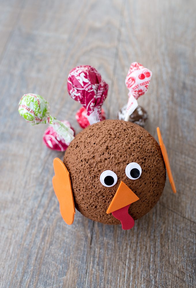 This cute Easy Lollipop Turkey Craft is the perfect Thanksgiving craft for kids! It's also a smart way to use up leftover Halloween candy!