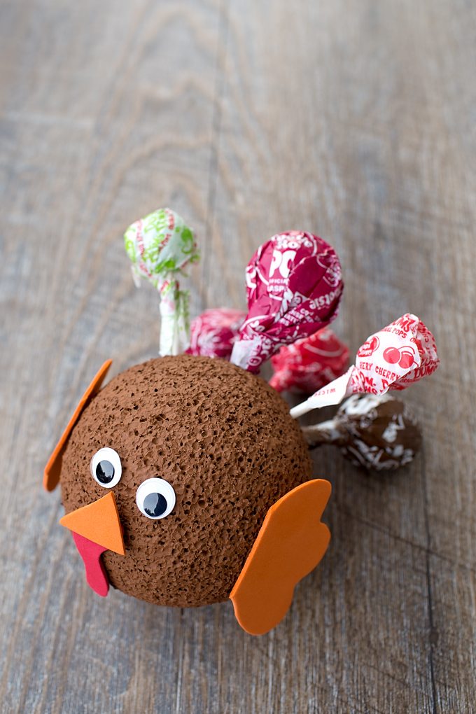 This cute Easy Lollipop Turkey Craft is the perfect Thanksgiving craft for kids to make! It's also a smart way to use up leftover Halloween candy!