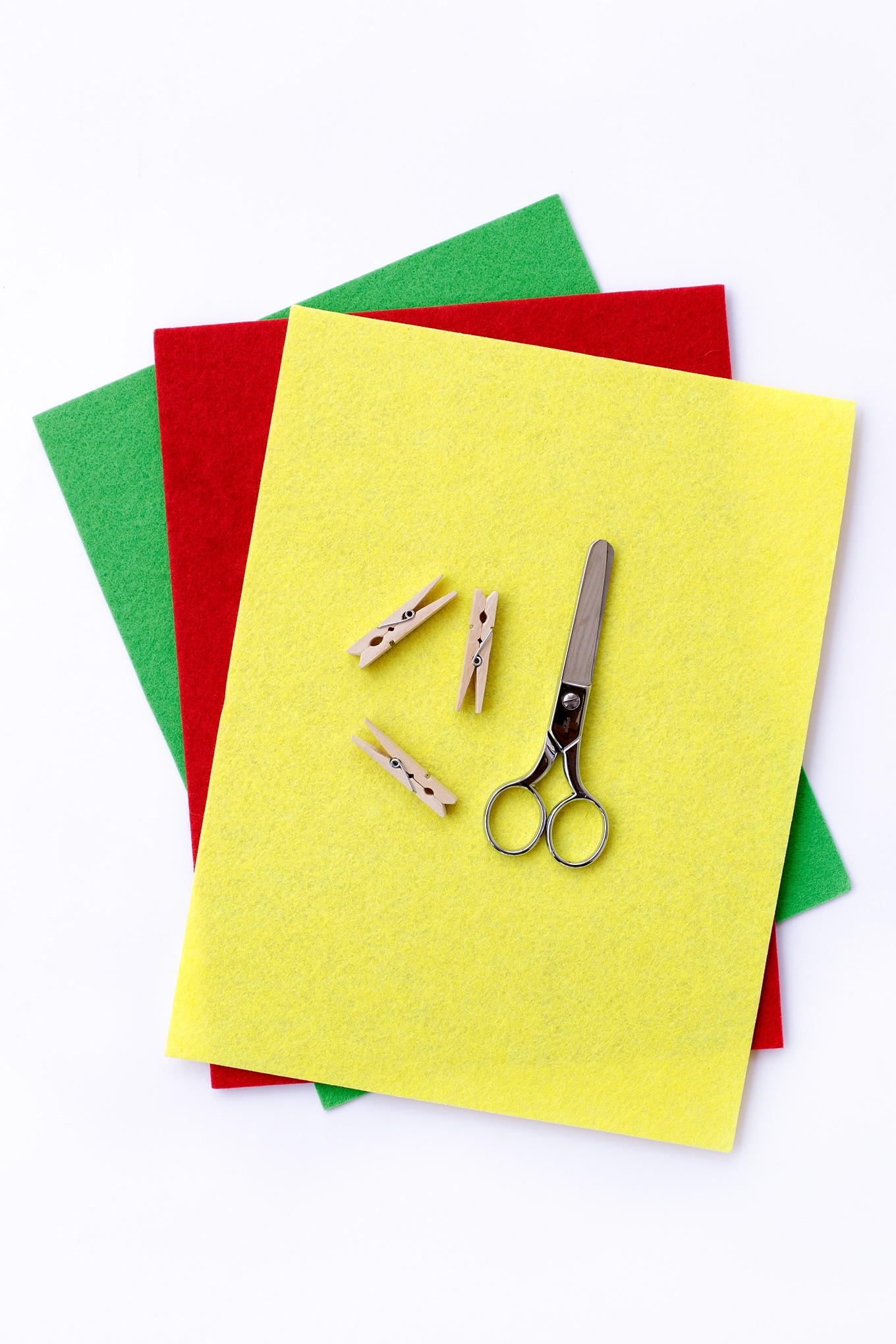 Kids of all ages will have fun creating colorful felt apples for fall. This post includes a free printable template, making it perfect for home or school.