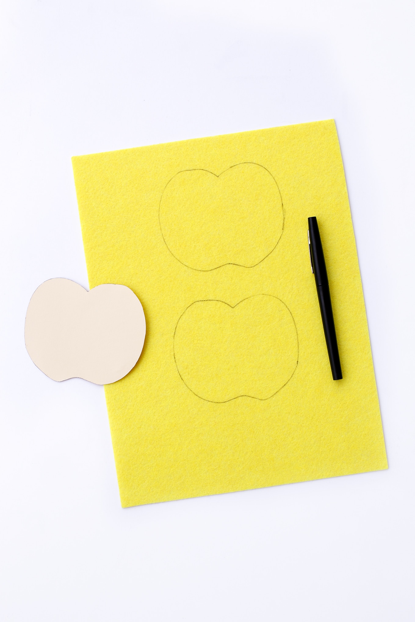 Kids of all ages will have fun creating colorful felt apples for fall. This post includes a free printable template, making it perfect for home or school.