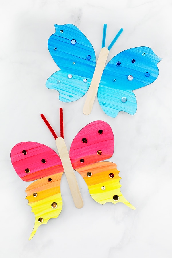 Looking for an easy and fun paper butterfly craft for kids? This fluttering butterfly craft includes a printable template, making it perfect for home, school, or special butterfly programs at libraries, museums, or butterfly exhibits. #butterflycrafts #preschoolcrafts #papercrafts #easycraftsforkids