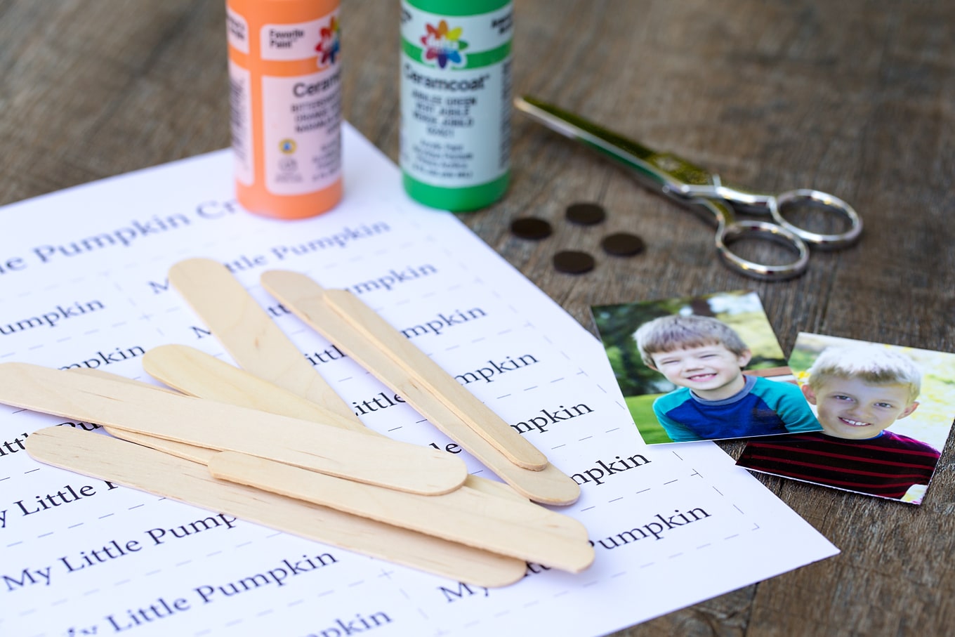 Materials to make a popsicle stick pumpkin keepsake craft