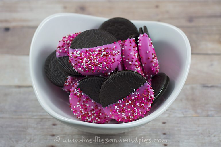 Valentine Oreos are such a sweet treat! | Fireflies and Mud Pies