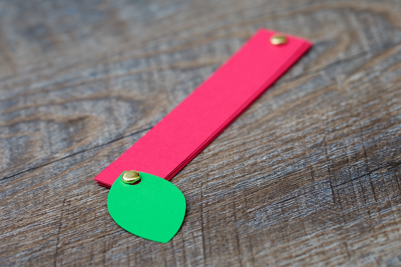 Kids love this easy paper strip apple craft! This simple fall craft includes a free printable template, making it perfect for home or school. #applecrafts #fallcrafts #paperapplecraft #preschoolcraftsforkids Making a Paper Apple Craft