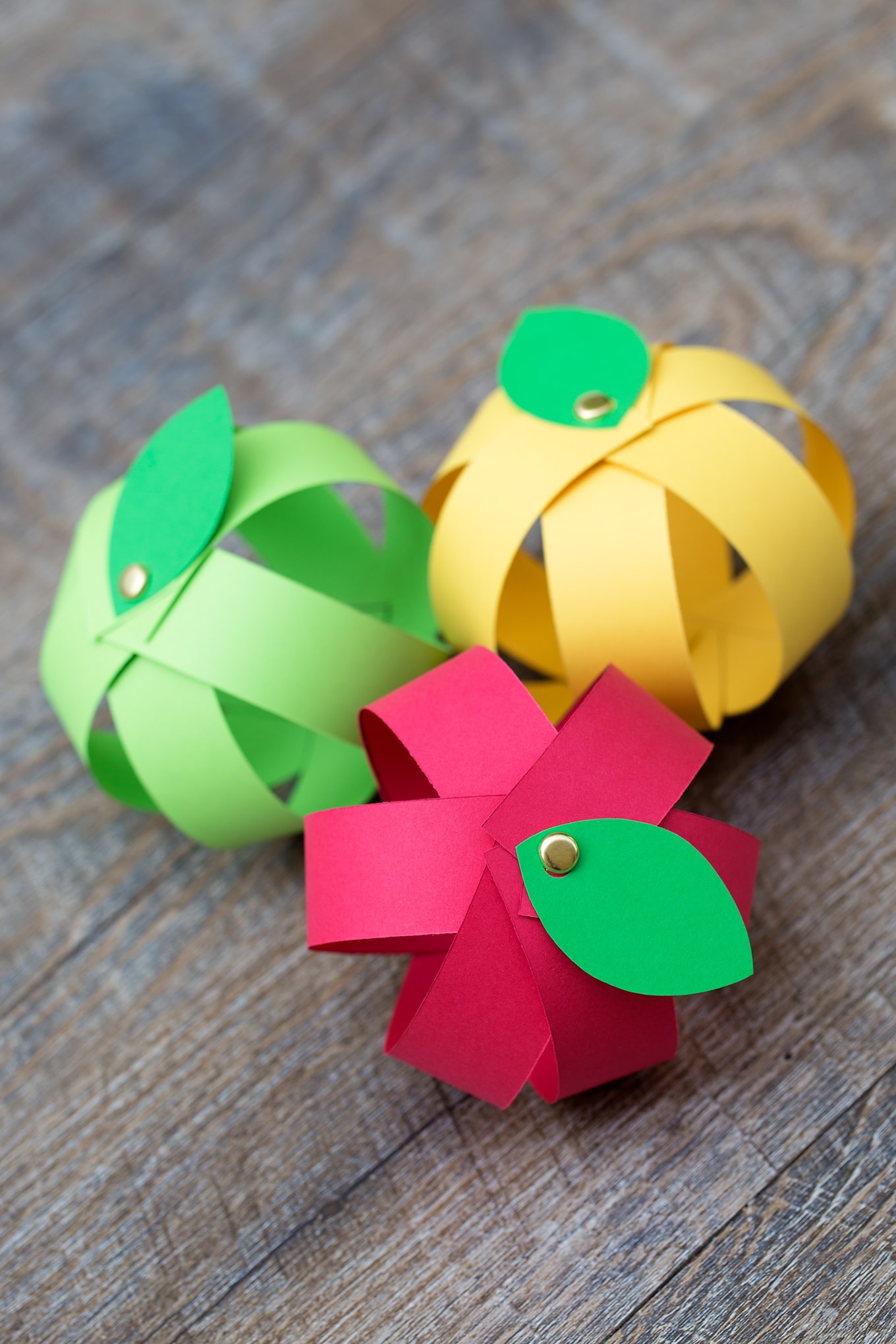 Kids love this easy paper strip apple craft! This simple fall craft includes a free printable template, making it perfect for home or school. #applecrafts #fallcrafts #paperapplecraft #preschoolcraftsforkids Finished Paper Apple Craft