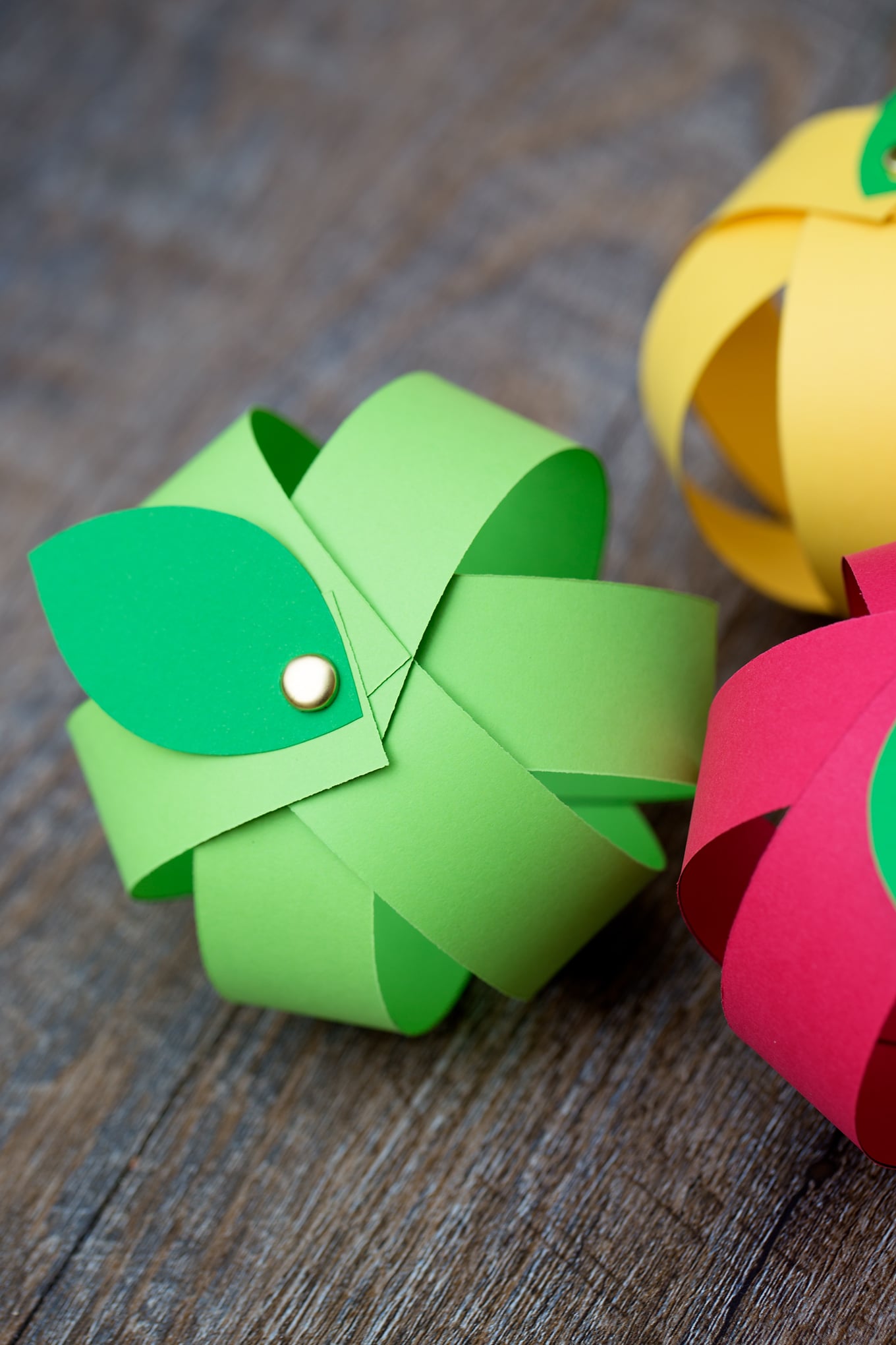 Kids love this easy paper strip apple craft! This simple fall craft includes a free printable template, making it perfect for home or school. #applecrafts #fallcrafts #paperapplecraft #preschoolcraftsforkids Paper Apple Craft Close Up