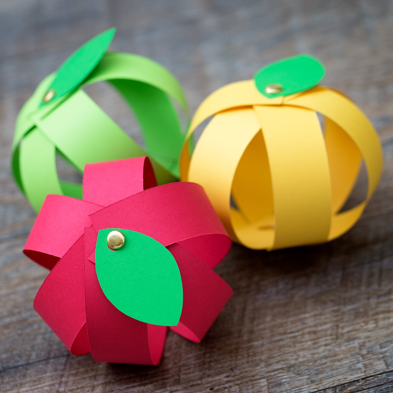 Kids love this easy paper strip apple craft! This simple fall craft includes a free printable template, making it perfect for home or school.