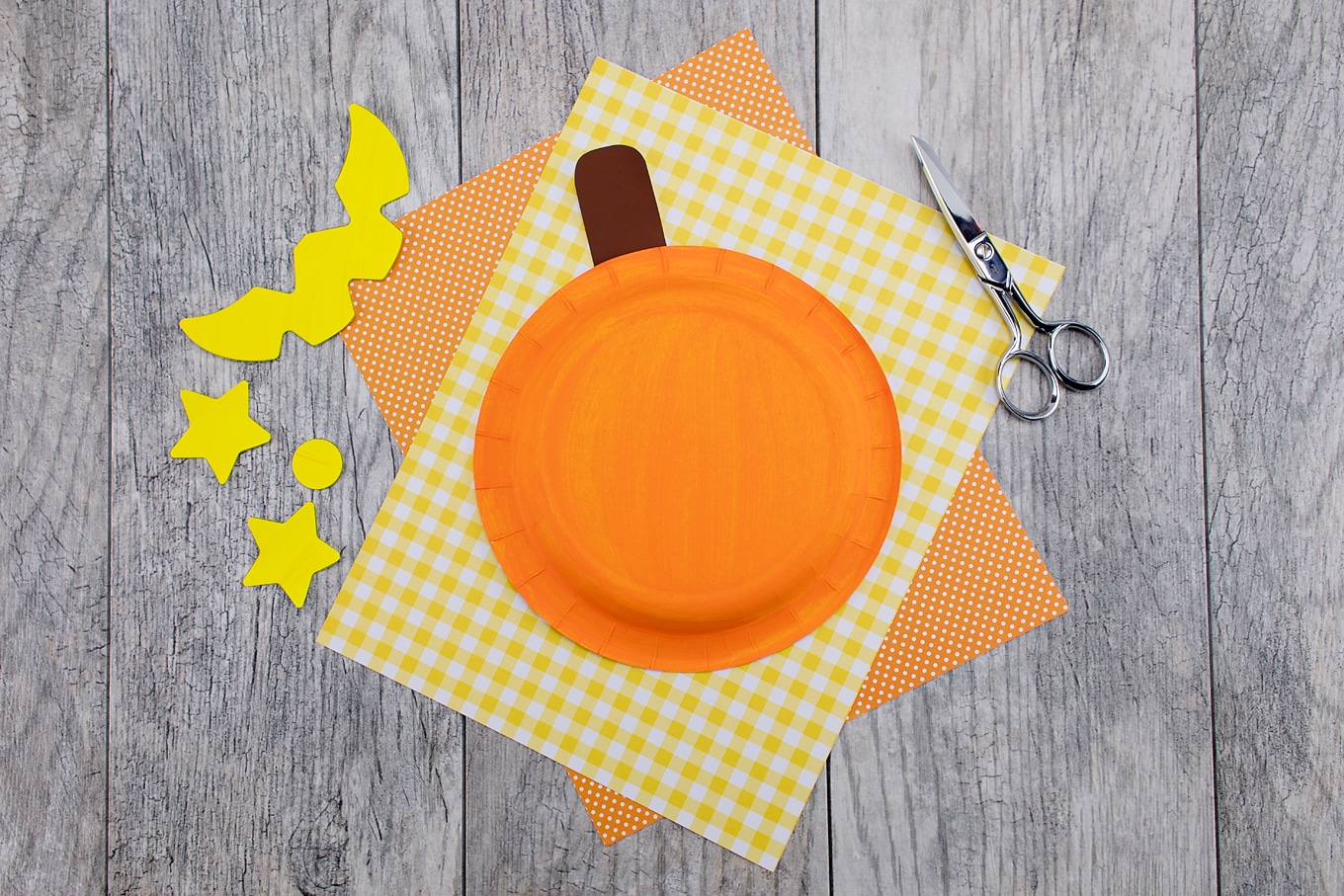 how to make an easy and fun paper plate pumpkin craft