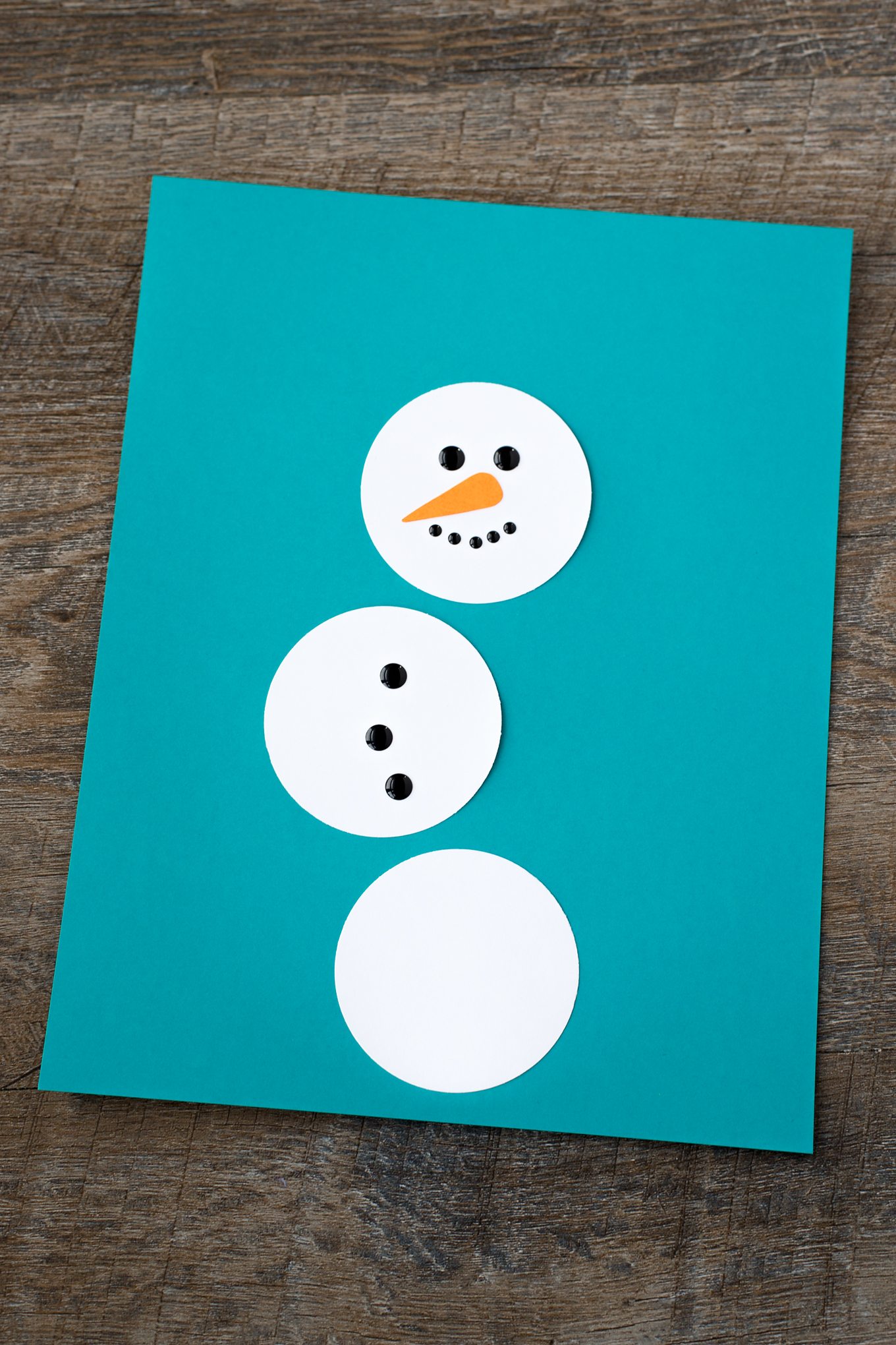 Winter is the perfect season for snowman crafts! Whether kids are learning about snow and snowflakes or simply enjoying a winter craft at home, this open-ended paper snowman craft is a fun way to extend your winter unit. 