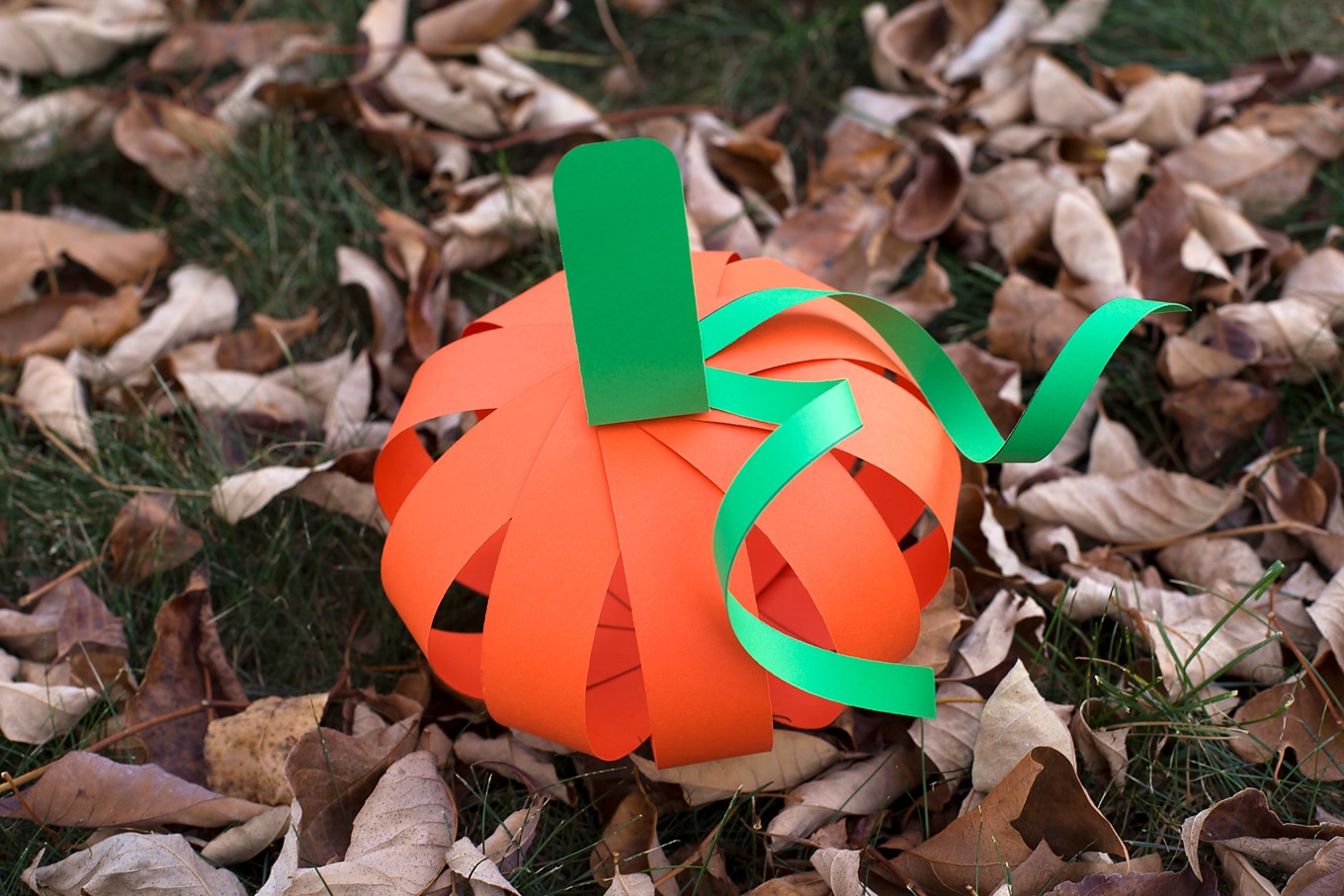 Paper Strip Pumpkin Craft Kids love this easy paper strip pumpkin craft! This simple fall craft includes a free printable template, making it perfect for home or school.