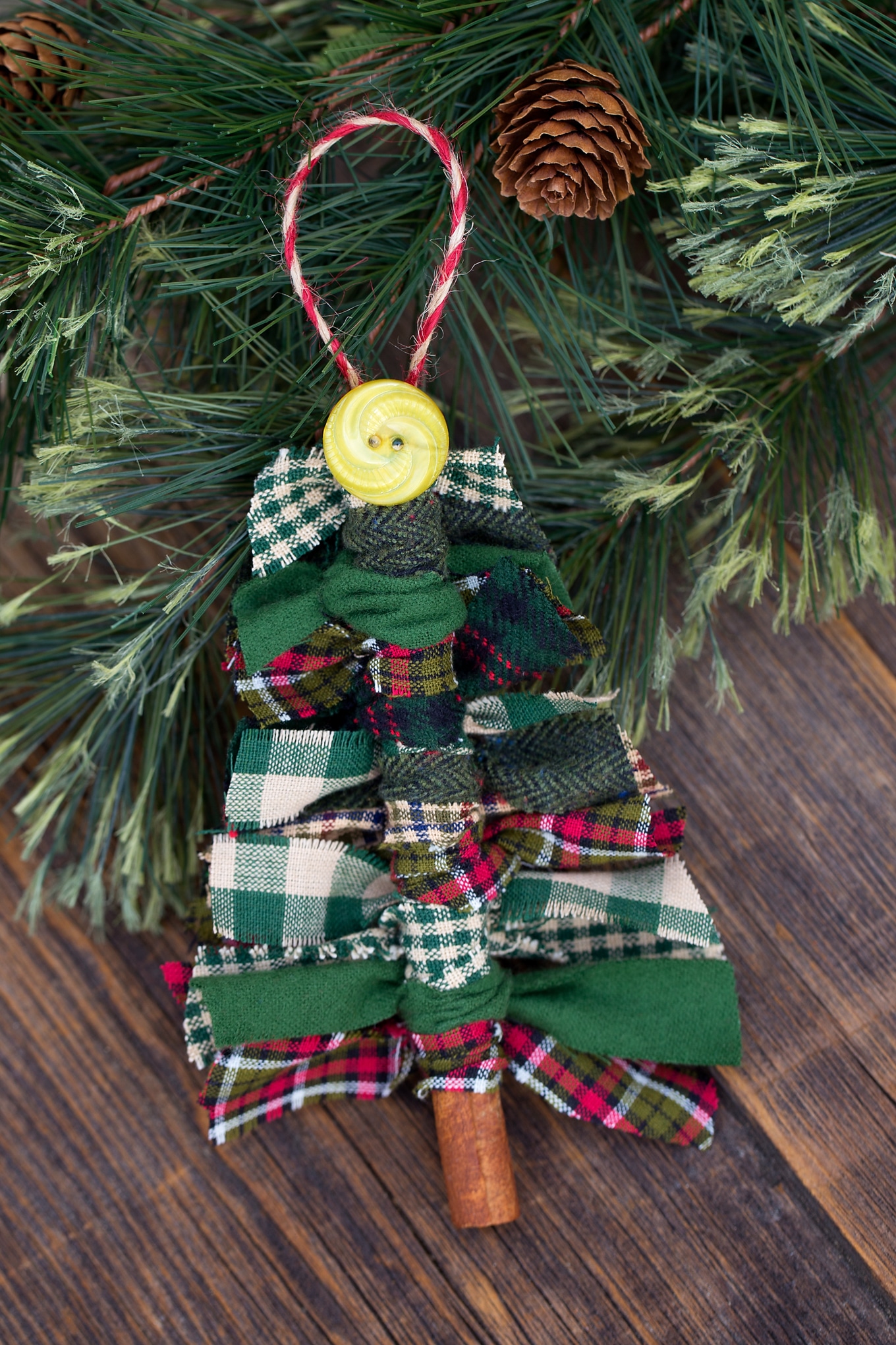 Just in time for Christmas, learn how to make Primitive Scrap Fabric Tree Ornaments from fabric remnants, cinnamon sticks, and buttons. 