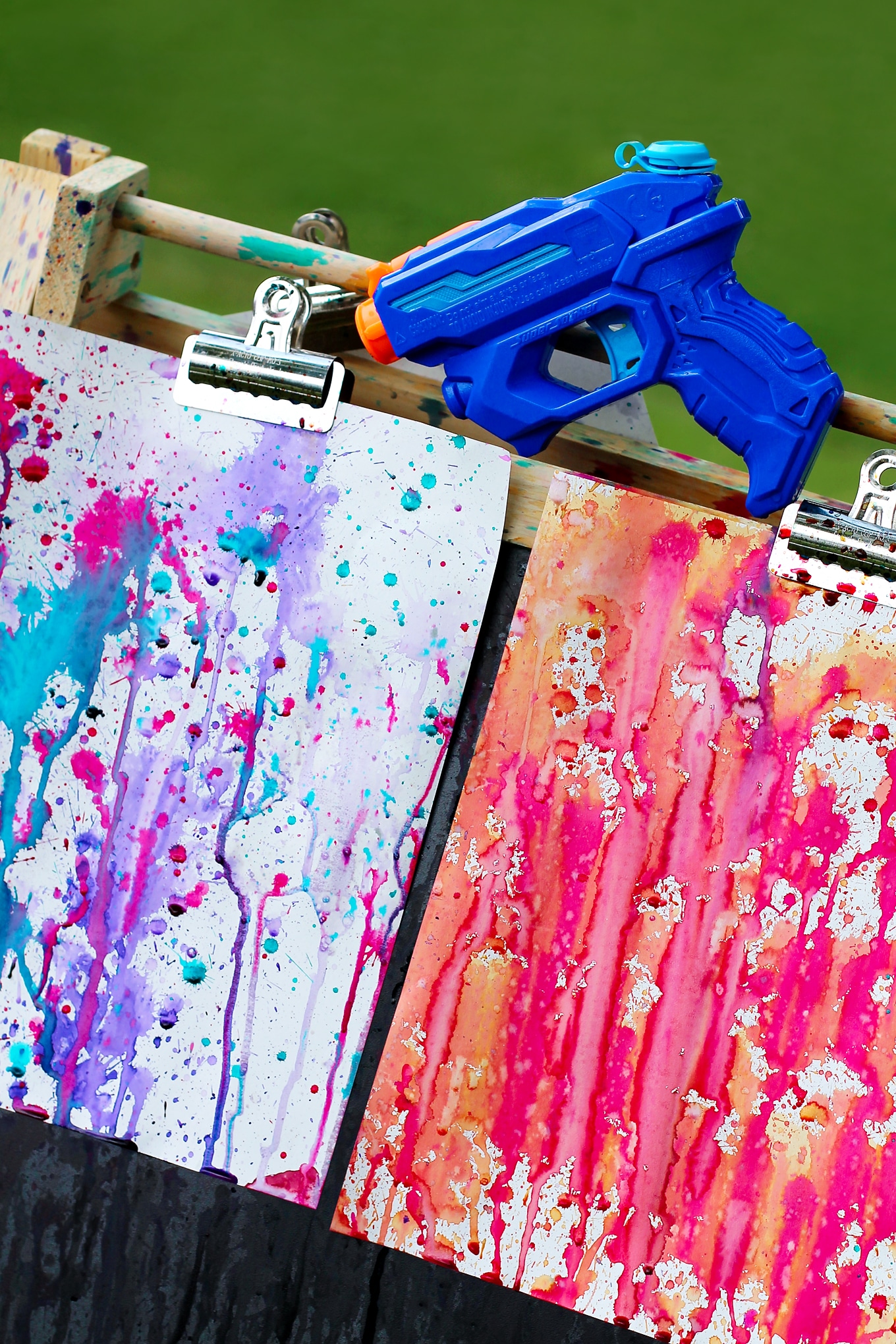 Bust summer boredom at home, school, or camp with Squirt Gun Painting, an amazing art experience for kids of all ages. #squirtgunpainting #squirtpainting #summerart #summerartforkids #summercrafts #watercolorart #kidsart #squirtgunpainting #watergunpainting #summer #kidscrafts via @firefliesandmudpies