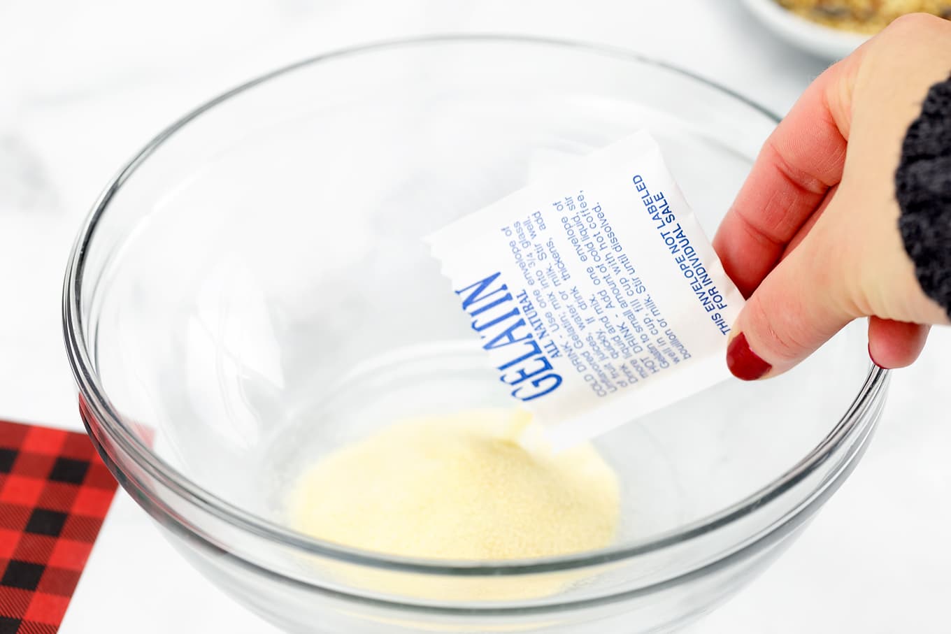 How to Use Gelatin to Make Bird Feeders